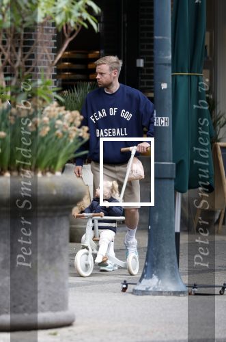 Amsterdam 7 mei 2026
Davy Klaassen aan het winkelen met zijn dochtertje