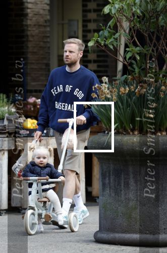 Amsterdam 7 mei 2026
Davy Klaassen aan het winkelen met zijn dochtertje