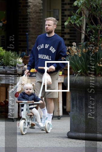 Amsterdam 7 mei 2026
Davy Klaassen aan het winkelen met zijn dochtertje