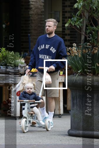 Amsterdam 7 mei 2026
Davy Klaassen aan het winkelen met zijn dochtertje