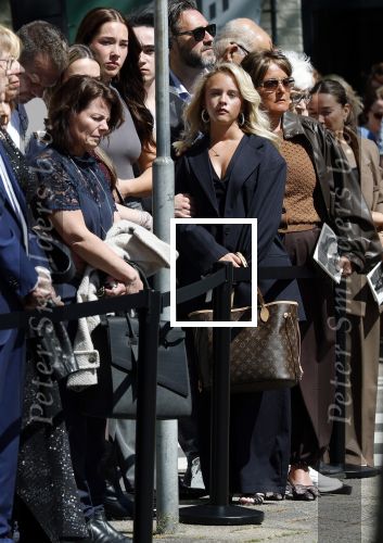 s Gravenzande 1 mei 2026
Begrafenis Jade Kops . Koningin Maxima heeft een mooi bloemstuk gestuurd . Emma Kok