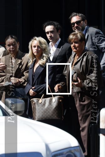 s Gravenzande 1 mei 2026
Begrafenis Jade Kops . Koningin Maxima heeft een mooi bloemstuk gestuurd . Emma Kok kwam met haar ouders en broer