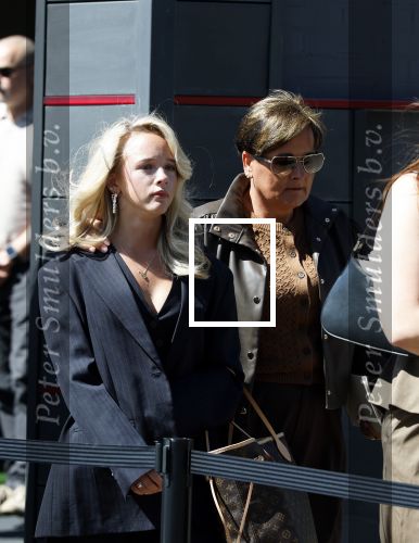 s Gravenzande 1 mei 2026
Begrafenis Jade Kops . Koningin Maxima heeft een mooi bloemstuk gestuurd . Emma Kok kwam met haar ouders en broer