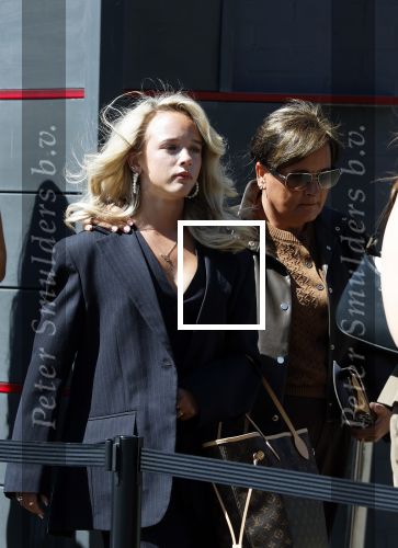 s Gravenzande 1 mei 2026
Begrafenis Jade Kops . Koningin Maxima heeft een mooi bloemstuk gestuurd . Emma Kok kwam met haar ouders en broer