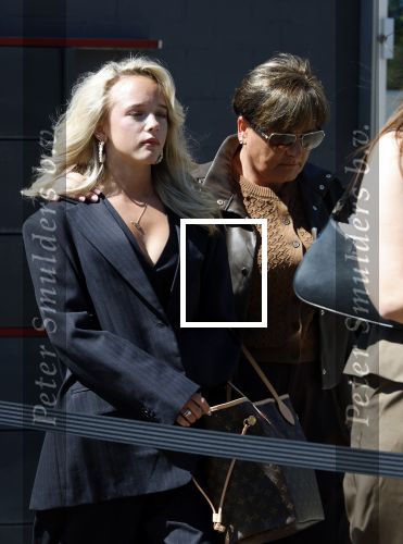 s Gravenzande 1 mei 2026
Begrafenis Jade Kops . Koningin Maxima heeft een mooi bloemstuk gestuurd . Emma Kok kwam met haar ouders en broer