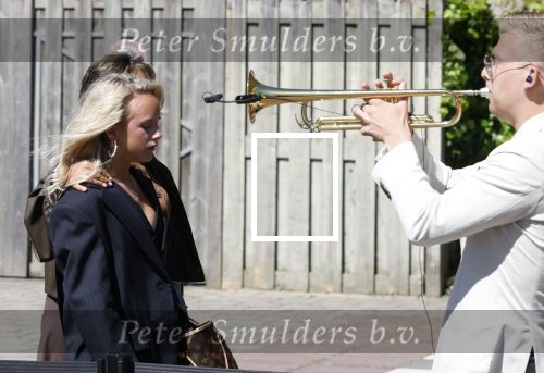 s Gravenzande 1 mei 2026
Begrafenis Jade Kops . Koningin Maxima heeft een mooi bloemstuk gestuurd . Emma Kok kwam met haar ouders en broer