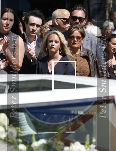s Gravenzande 1 mei 2026
Begrafenis Jade Kops . Koningin Maxima heeft een mooi bloemstuk gestuurd . Emma Kok kwam met haar ouders en broer