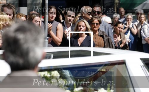 s Gravenzande 1 mei 2026
Begrafenis Jade Kops . Koningin Maxima heeft een mooi bloemstuk gestuurd . Emma Kok kwam met haar ouders en broer