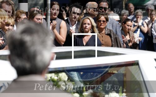 s Gravenzande 1 mei 2026
Begrafenis Jade Kops . Koningin Maxima heeft een mooi bloemstuk gestuurd . Emma Kok kwam met haar ouders en broer