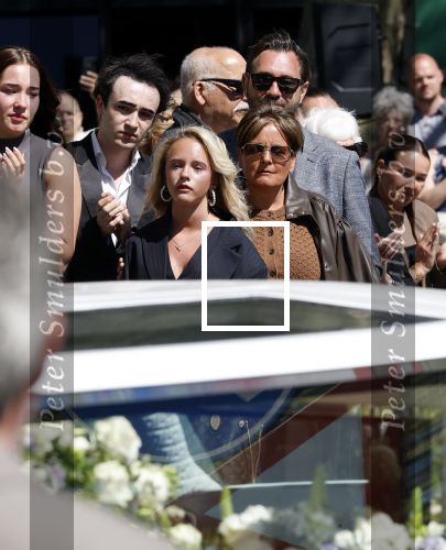 s Gravenzande 1 mei 2026
Begrafenis Jade Kops . Koningin Maxima heeft een mooi bloemstuk gestuurd . Emma Kok kwam met haar ouders en broer