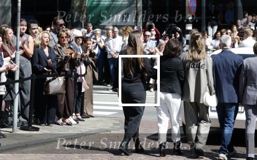 s Gravenzande 1 mei 2026
Begrafenis Jade Kops . Koningin Maxima heeft een mooi bloemstuk gestuurd . Emma Kok kwam met haar ouders en broer