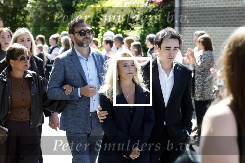 s Gravenzande 1 mei 2026
Begrafenis Jade Kops . Koningin Maxima heeft een mooi bloemstuk gestuurd . Emma Kok kwam met haar ouders en broer