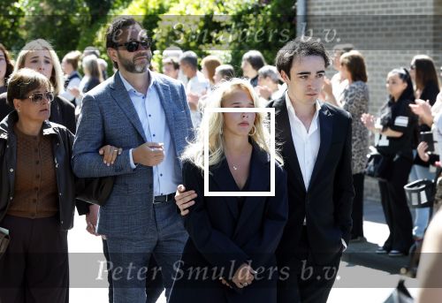 s Gravenzande 1 mei 2026
Begrafenis Jade Kops . Koningin Maxima heeft een mooi bloemstuk gestuurd . Emma Kok kwam met haar ouders en broer