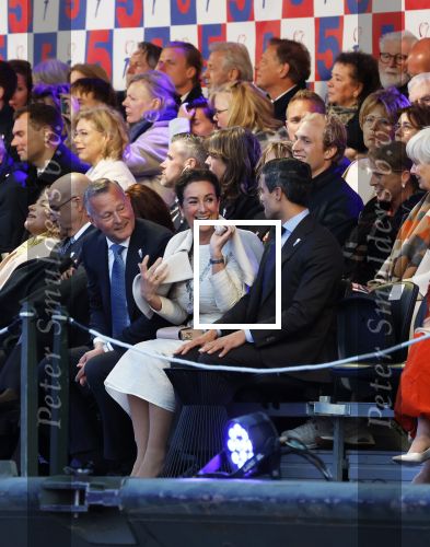 Amsterdam 5 mei 2026
5 mei Concert op de Amstel voor bevrijdingsdag . Koning Willem Alexander en Koningin Maxima zijn aanwezig .
Tineke Schouten en Splinter Chabot presenteren het . De artiesten die opterden zijn Roxeanne Hazes Acda en de Munnik Miss Envy Peru Edsilia Rombley Rolf Sanches en Fleur Raateland . Jamai Looman is dirigent .