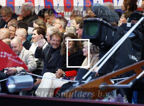 Amsterdam 5 mei 2026
5 mei Concert op de Amstel voor bevrijdingsdag . Koning Willem Alexander en Koningin Maxima zijn aanwezig .
Tineke Schouten en Splinter Chabot presenteren het . De artiesten die opterden zijn Roxeanne Hazes Acda en de Munnik Miss Envy Peru Edsilia Rombley Rolf Sanches en Fleur Raateland . Jamai Looman is dirigent . Frank Houben en vrouw