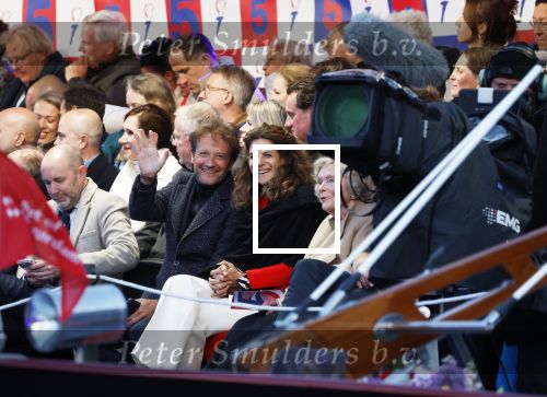 Amsterdam 5 mei 2026
5 mei Concert op de Amstel voor bevrijdingsdag . Koning Willem Alexander en Koningin Maxima zijn aanwezig .
Tineke Schouten en Splinter Chabot presenteren het . De artiesten die opterden zijn Roxeanne Hazes Acda en de Munnik Miss Envy Peru Edsilia Rombley Rolf Sanches en Fleur Raateland . Jamai Looman is dirigent . Frank Houben en vrouw