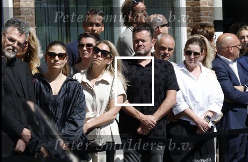 s Gravenzande 1 mei 2026
Begrafenis Jade Kops . Koningin Maxima heeft een mooi bloemstuk gestuurd . Frans Duijts met vrouw