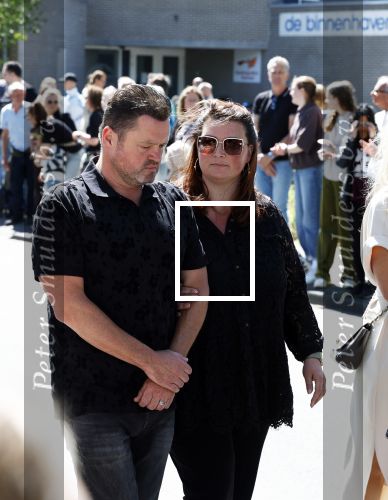 s Gravenzande 1 mei 2026
Begrafenis Jade Kops . Koningin Maxima heeft een mooi bloemstuk gestuurd . Frans Duijts met vrouw