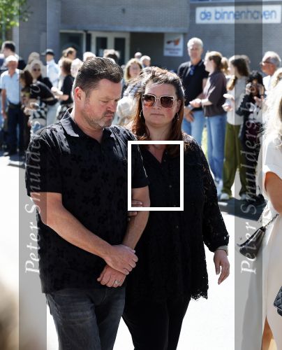 s Gravenzande 1 mei 2026
Begrafenis Jade Kops . Koningin Maxima heeft een mooi bloemstuk gestuurd . Frans Duijts met vrouw