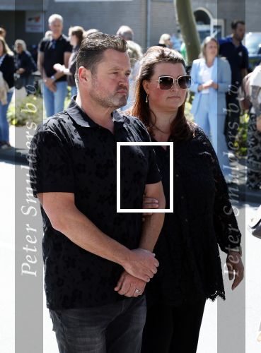 s Gravenzande 1 mei 2026
Begrafenis Jade Kops . Koningin Maxima heeft een mooi bloemstuk gestuurd . Frans Duijts met vrouw