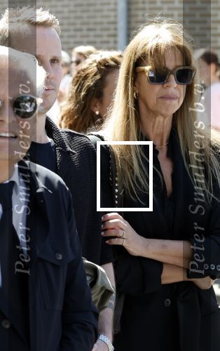 s Gravenzande 1 mei 2026
Begrafenis Jade Kops . Koningin Maxima heeft een mooi bloemstuk gestuurd . Isa Hoes en Jeroen v Veen