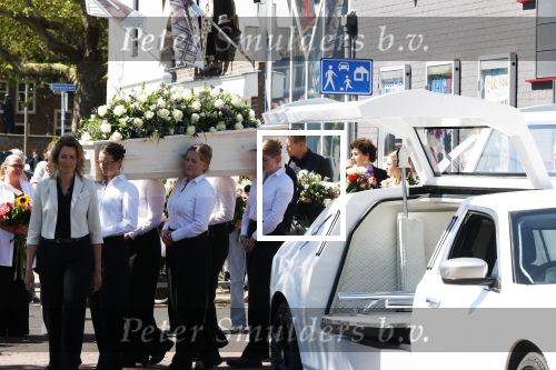 s Gravenzande 1 mei 2026
Begrafenis Jade Kops . Koningin Maxima heeft een mooi bloemstuk gestuurd
