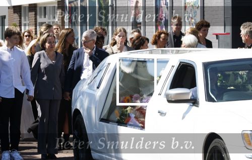s Gravenzande 1 mei 2026
Begrafenis Jade Kops . Koningin Maxima heeft een mooi bloemstuk gestuurd . Ouders en familie Jade Kops