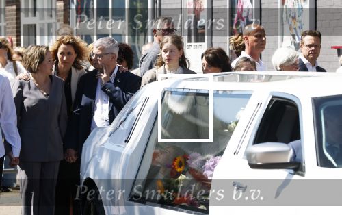 s Gravenzande 1 mei 2026
Begrafenis Jade Kops . Koningin Maxima heeft een mooi bloemstuk gestuurd . Ouders en familie Jade Kops