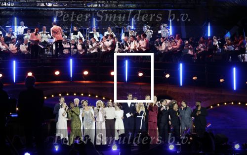Amsterdam 5 mei 2026
5 mei Concert op de Amstel voor bevrijdingsdag . Koning Willem Alexander en Koningin Maxima zijn aanwezig .
Tineke Schouten en Splinter Chabot presenteren het . De artiesten die opterden zijn Roxeanne Hazes Acda en de Munnik Miss Envy Peru Edsilia Rombley Rolf Sanches en Fleur Raateland . Jamai Loman is dirigent .