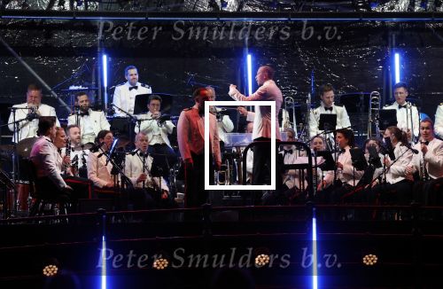 Amsterdam 5 mei 2026
5 mei Concert op de Amstel voor bevrijdingsdag . Koning Willem Alexander en Koningin Maxima zijn aanwezig .
Tineke Schouten en Splinter Chabot presenteren het . De artiesten die opterden zijn Roxeanne Hazes Acda en de Munnik Miss Envy Peru Edsilia Rombley Rolf Sanches en Fleur Raateland . Jamai Loman is dirigent .