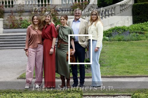 Den Haag 21 mei 2026
Fotouurtje met de koninklijke familie in de Hollandse tuin van Park Clingendael . Aanwezig Koning Willem Alexander Koningin Maxima Prinses Amalia Prinses Alexia en Prinses Ariane .