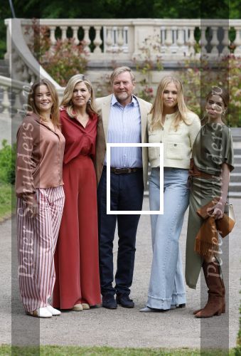 Den Haag 21 mei 2026
Fotouurtje met de koninklijke familie in de Hollandse tuin van Park Clingendael . Aanwezig Koning Willem Alexander Koningin Maxima Prinses Amalia Prinses Alexia en Prinses Ariane .