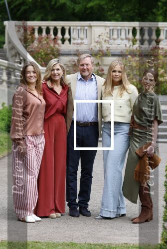 Den Haag 21 mei 2026
Fotouurtje met de koninklijke familie in de Hollandse tuin van Park Clingendael . Aanwezig Koning Willem Alexander Koningin Maxima Prinses Amalia Prinses Alexia en Prinses Ariane .