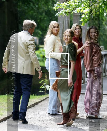 Den Haag 21 mei 2026
Fotouurtje met de koninklijke familie in de Hollandse tuin van Park Clingendael . Aanwezig Koning Willem Alexander Koningin Maxima Prinses Amalia Prinses Alexia en Prinses Ariane .