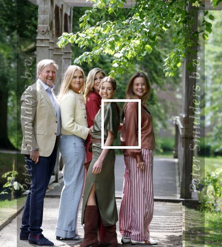 Den Haag 21 mei 2026
Fotouurtje met de koninklijke familie in de Hollandse tuin van Park Clingendael . Aanwezig Koning Willem Alexander Koningin Maxima Prinses Amalia Prinses Alexia en Prinses Ariane .