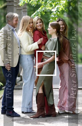 Den Haag 21 mei 2026
Fotouurtje met de koninklijke familie in de Hollandse tuin van Park Clingendael . Aanwezig Koning Willem Alexander Koningin Maxima Prinses Amalia Prinses Alexia en Prinses Ariane .