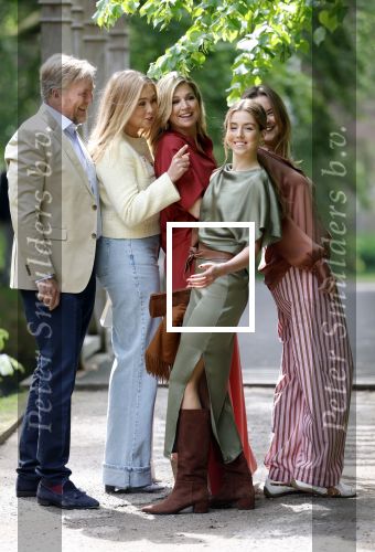 Den Haag 21 mei 2026
Fotouurtje met de koninklijke familie in de Hollandse tuin van Park Clingendael . Aanwezig Koning Willem Alexander Koningin Maxima Prinses Amalia Prinses Alexia en Prinses Ariane .