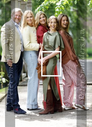 Den Haag 21 mei 2026
Fotouurtje met de koninklijke familie in de Hollandse tuin van Park Clingendael . Aanwezig Koning Willem Alexander Koningin Maxima Prinses Amalia Prinses Alexia en Prinses Ariane .