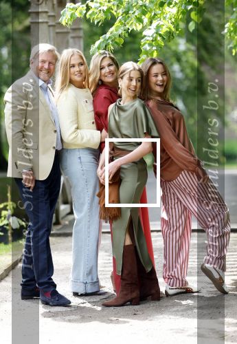 Den Haag 21 mei 2026
Fotouurtje met de koninklijke familie in de Hollandse tuin van Park Clingendael . Aanwezig Koning Willem Alexander Koningin Maxima Prinses Amalia Prinses Alexia en Prinses Ariane .