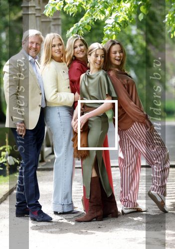 Den Haag 21 mei 2026
Fotouurtje met de koninklijke familie in de Hollandse tuin van Park Clingendael . Aanwezig Koning Willem Alexander Koningin Maxima Prinses Amalia Prinses Alexia en Prinses Ariane .