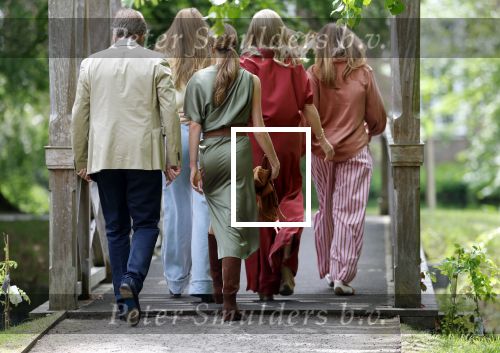 Den Haag 21 mei 2026
Fotouurtje met de koninklijke familie in de Hollandse tuin van Park Clingendael . Aanwezig Koning Willem Alexander Koningin Maxima Prinses Amalia Prinses Alexia en Prinses Ariane .