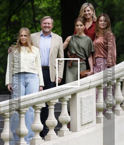 Den Haag 21 mei 2026
Fotouurtje met de koninklijke familie in de Hollandse tuin van Park Clingendael . Aanwezig Koning Willem Alexander Koningin Maxima Prinses Amalia Prinses Alexia en Prinses Ariane .