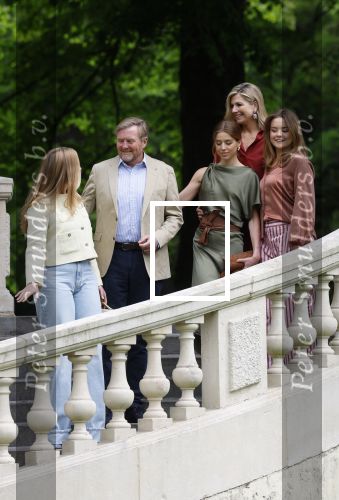 Den Haag 21 mei 2026
Fotouurtje met de koninklijke familie in de Hollandse tuin van Park Clingendael . Aanwezig Koning Willem Alexander Koningin Maxima Prinses Amalia Prinses Alexia en Prinses Ariane .