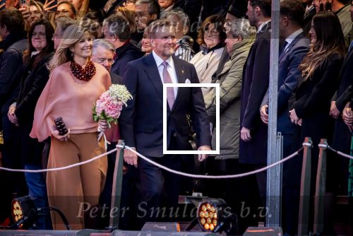 Amsterdam 5 mei 2026
5 mei Concert op de Amstel voor bevrijdingsdag . Koning Willem Alexander en Koningin Maxima zijn aanwezig .
Tineke Schouten en Splinter Chabot presenteren het . De artiesten die opterden zijn Roxeanne Hazes Acda en de Munnik Miss Envy Peru Edsilia Rombley Rolf Sanches en Fleur Raateland . Jamai Looman is dirigent .
