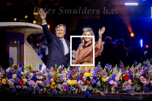Amsterdam 5 mei 2026
5 mei Concert op de Amstel voor bevrijdingsdag . Koning Willem Alexander en Koningin Maxima zijn aanwezig .
Tineke Schouten en Splinter Chabot presenteren het . De artiesten die opterden zijn Roxeanne Hazes Acda en de Munnik Miss Envy Peru Edsilia Rombley Rolf Sanches en Fleur Raateland . Jamai Looman is dirigent .