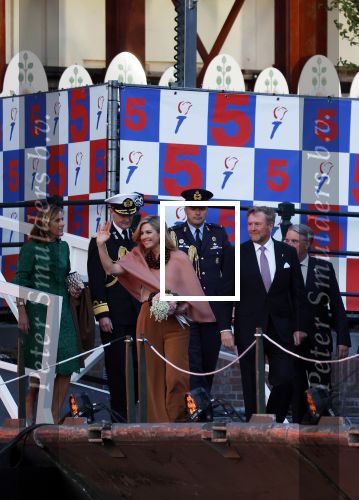 Amsterdam 5 mei 2026
5 mei Concert op de Amstel voor bevrijdingsdag . Koning Willem Alexander en Koningin Maxima zijn aanwezig .
Tineke Schouten en Splinter Chabot presenteren het . De artiesten die opterden zijn Roxeanne Hazes Acda en de Munnik Miss Envy Peru Edsilia Rombley Rolf Sanches en Fleur Raateland . Jamai Looman is dirigent .