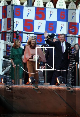 Amsterdam 5 mei 2026
5 mei Concert op de Amstel voor bevrijdingsdag . Koning Willem Alexander en Koningin Maxima zijn aanwezig .
Tineke Schouten en Splinter Chabot presenteren het . De artiesten die opterden zijn Roxeanne Hazes Acda en de Munnik Miss Envy Peru Edsilia Rombley Rolf Sanches en Fleur Raateland . Jamai Looman is dirigent .