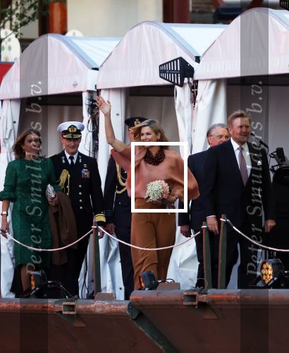 Amsterdam 5 mei 2026
5 mei Concert op de Amstel voor bevrijdingsdag . Koning Willem Alexander en Koningin Maxima zijn aanwezig .
Tineke Schouten en Splinter Chabot presenteren het . De artiesten die opterden zijn Roxeanne Hazes Acda en de Munnik Miss Envy Peru Edsilia Rombley Rolf Sanches en Fleur Raateland . Jamai Looman is dirigent .