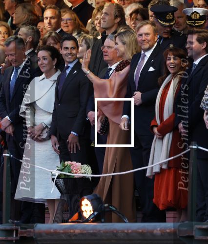 Amsterdam 5 mei 2026
5 mei Concert op de Amstel voor bevrijdingsdag . Koning Willem Alexander en Koningin Maxima zijn aanwezig .
Tineke Schouten en Splinter Chabot presenteren het . De artiesten die opterden zijn Roxeanne Hazes Acda en de Munnik Miss Envy Peru Edsilia Rombley Rolf Sanches en Fleur Raateland . Jamai Looman is dirigent .