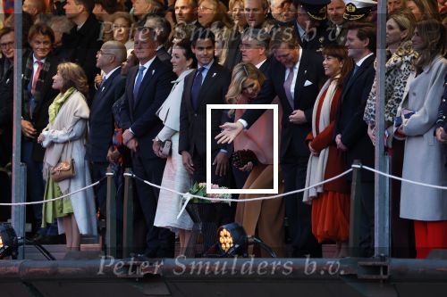 Amsterdam 5 mei 2026
5 mei Concert op de Amstel voor bevrijdingsdag . Koning Willem Alexander en Koningin Maxima zijn aanwezig .
Tineke Schouten en Splinter Chabot presenteren het . De artiesten die opterden zijn Roxeanne Hazes Acda en de Munnik Miss Envy Peru Edsilia Rombley Rolf Sanches en Fleur Raateland . Jamai Looman is dirigent .